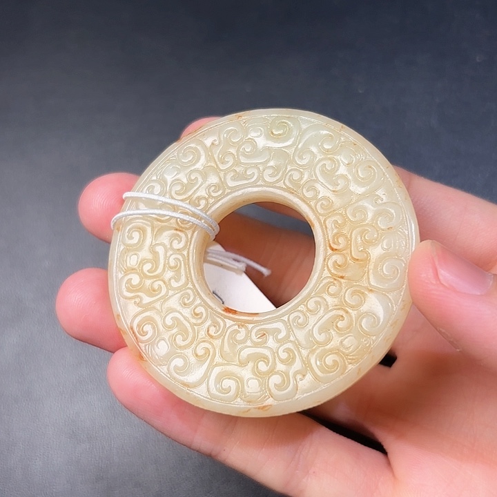 和田玉挂件未镶嵌拿****?