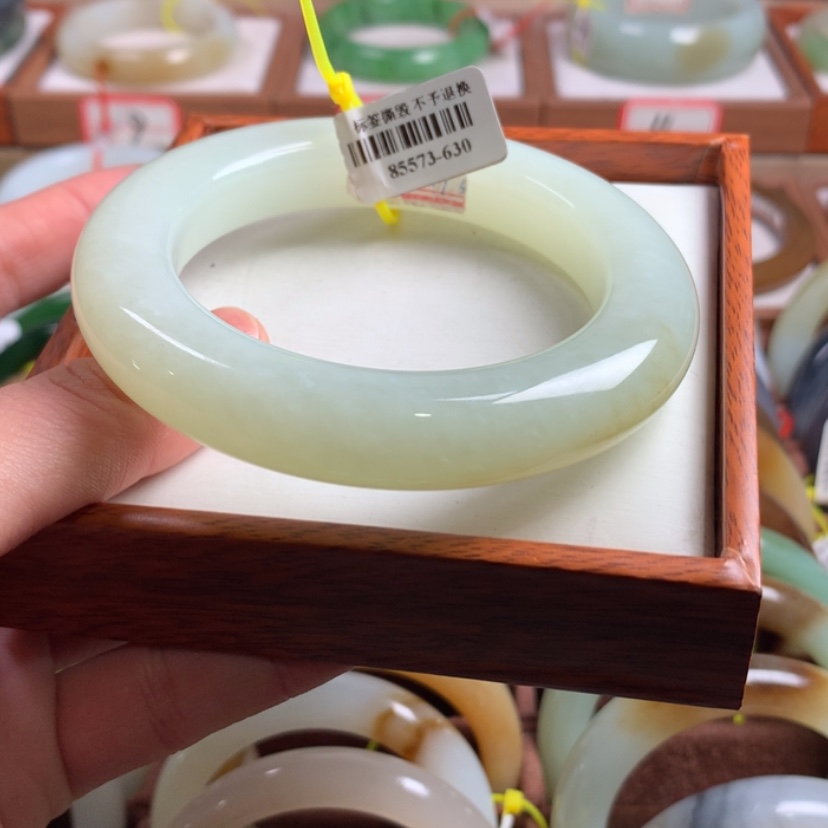 【闪购商品】和田玉手镯未镶嵌60