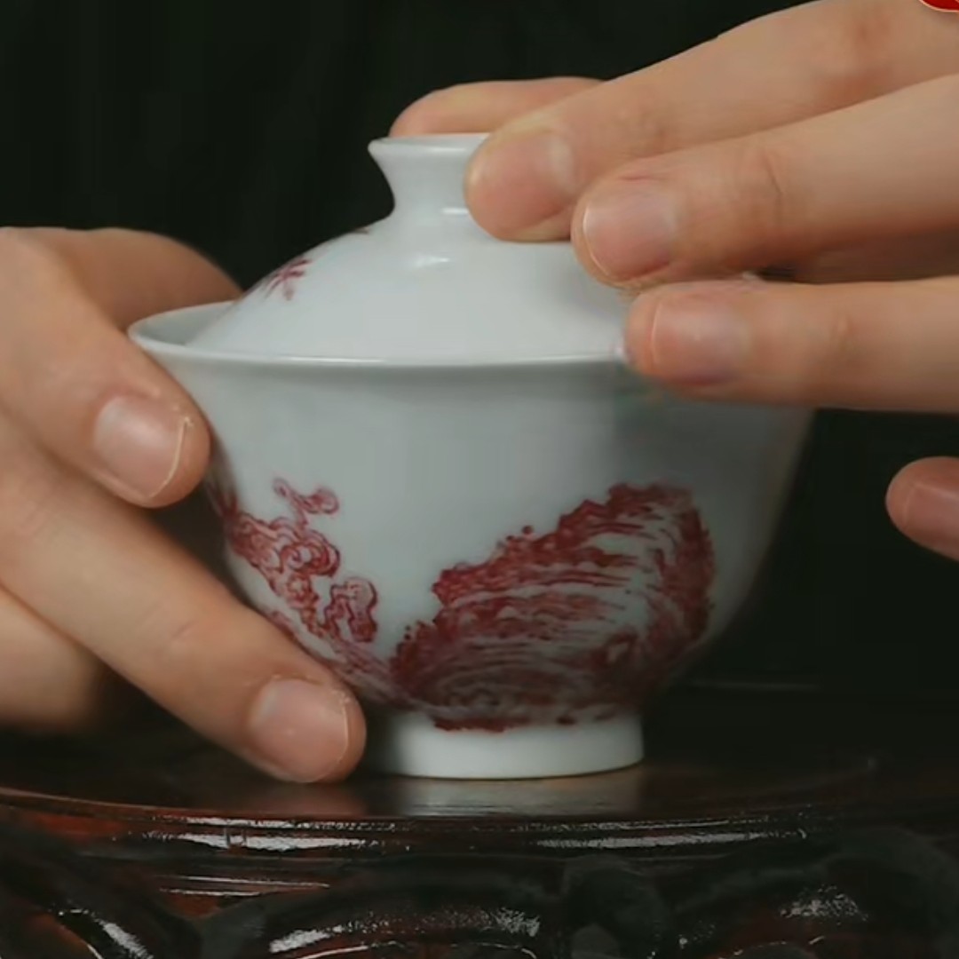 M釉里红洞石灵芝纹盖碗