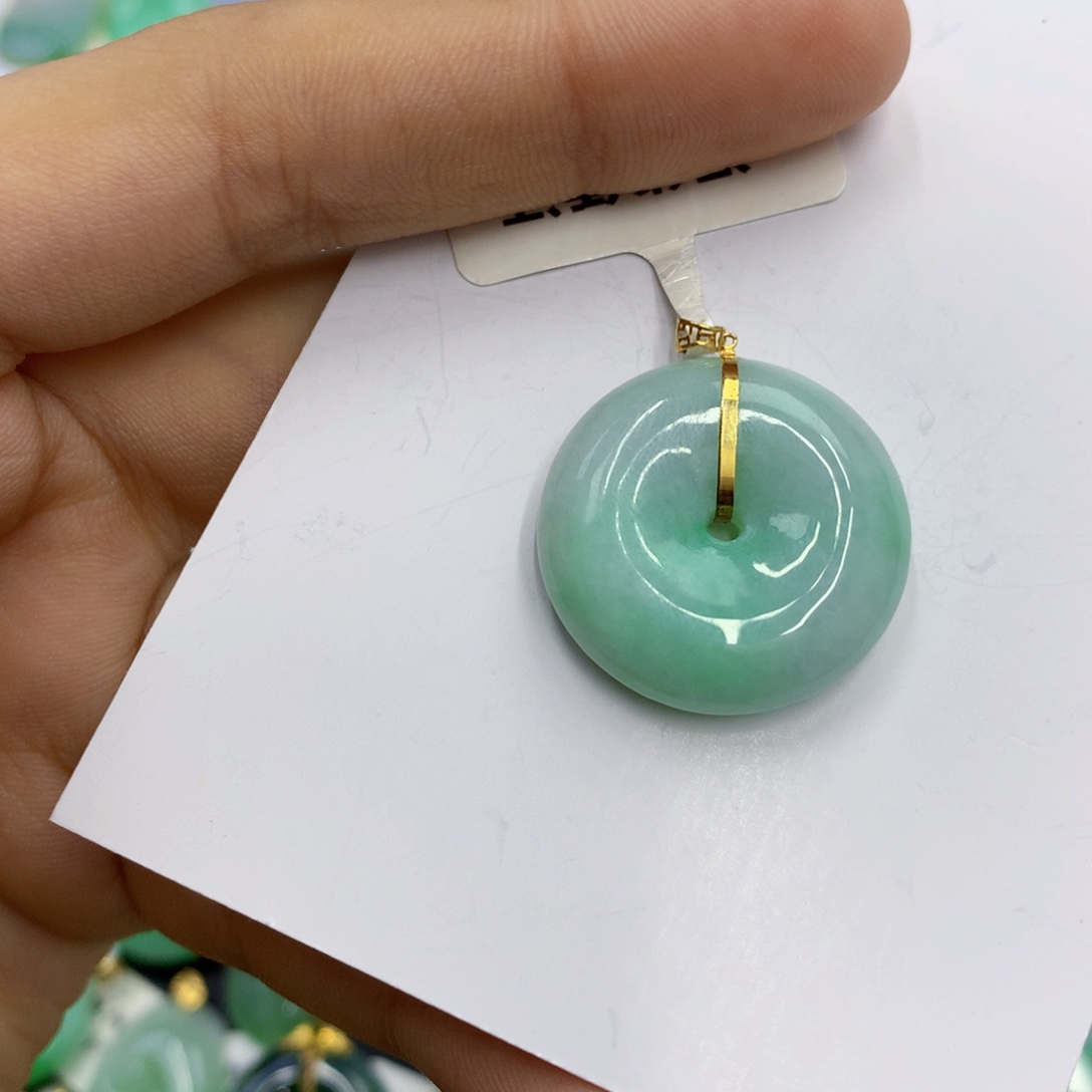 翡翠18K金镶嵌颈饰翡翠