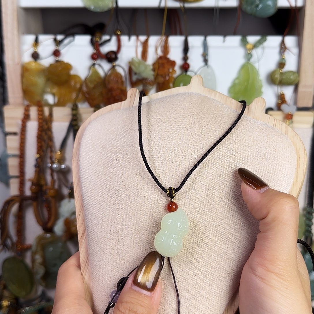 请***饼蛇纹石玉未镶嵌颈饰