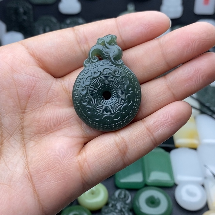 华***姐和田玉未镶嵌颈饰