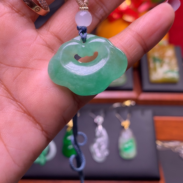 翡翠颈饰未镶嵌如意