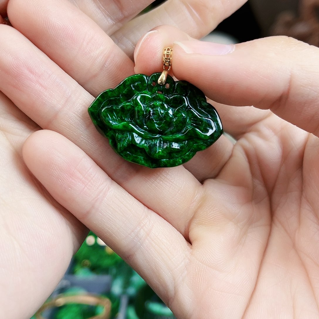 翡翠颈饰18K金镶嵌吊坠多样性