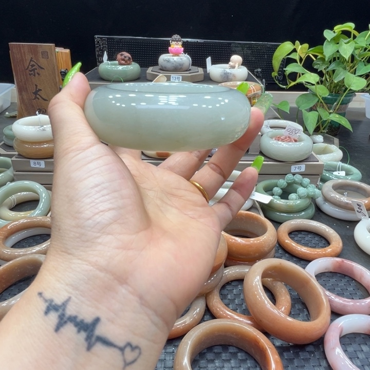 石英质玉手镯未镶嵌