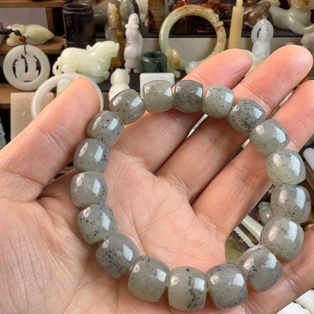 青***木和田玉未镶嵌颈饰