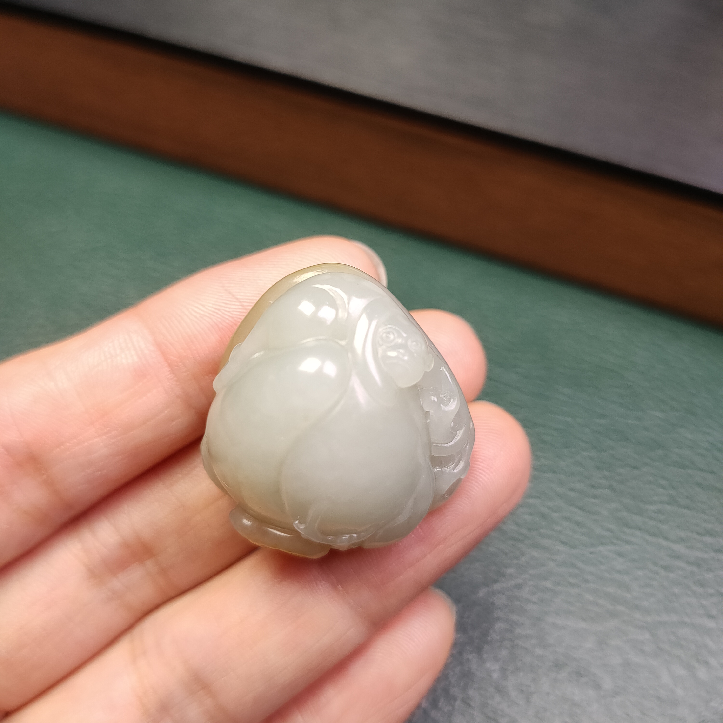 和田玉猴子 灵猴献寿  洒金皮 老熟料 苏工雕刻