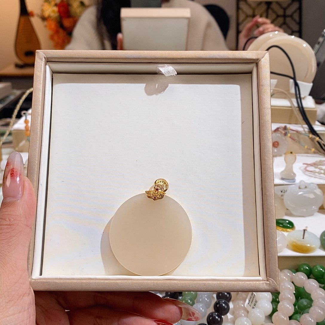 和田玉颈饰未镶嵌娜