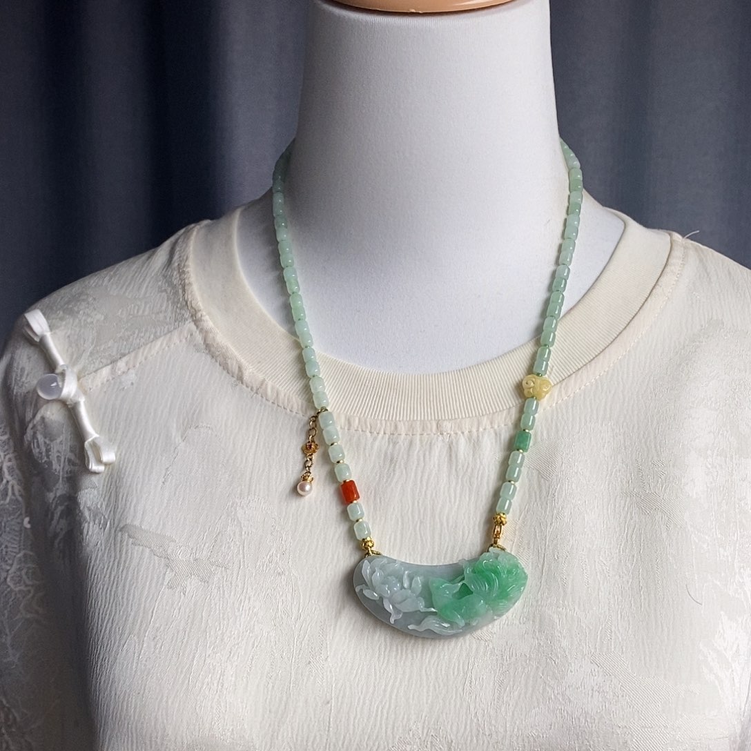 翡翠未镶嵌吊坠(赠链)