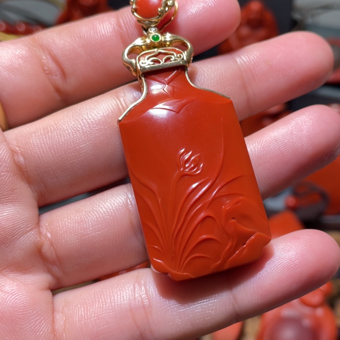 南红玛瑙颈饰18K金镶嵌会**蛙