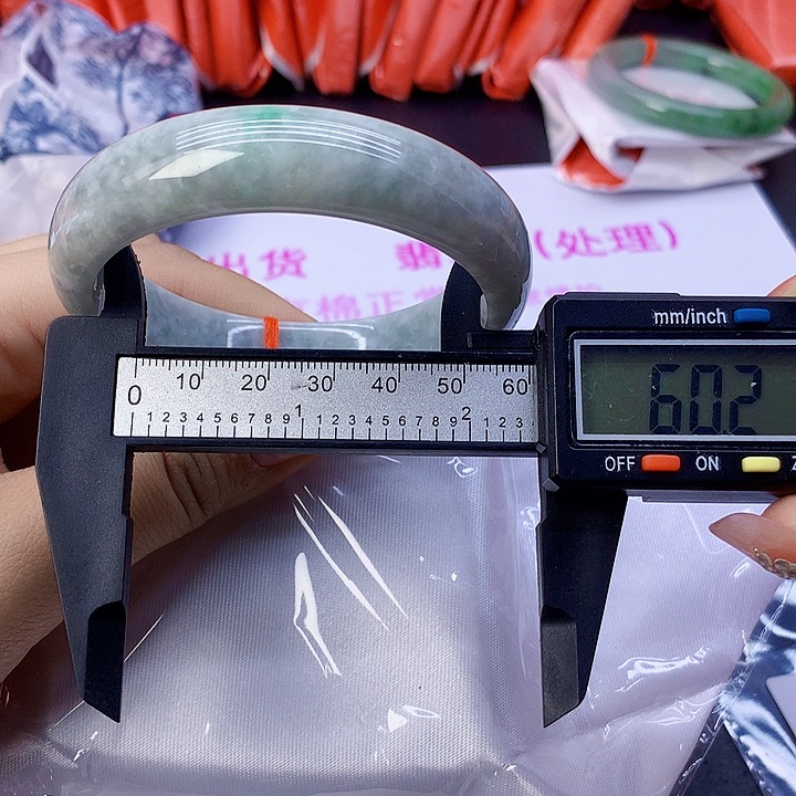 翡翠手镯未镶嵌26。