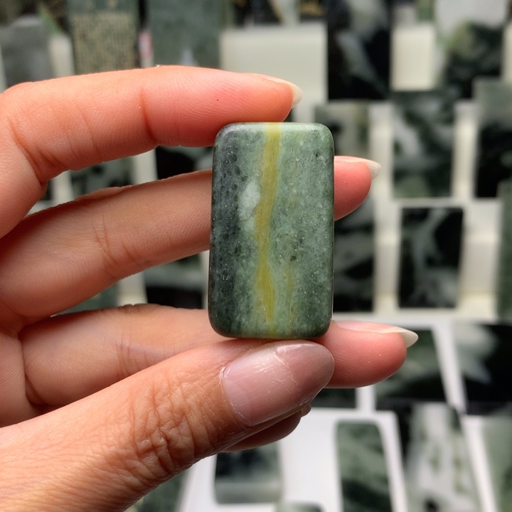 独山玉颈饰未镶嵌