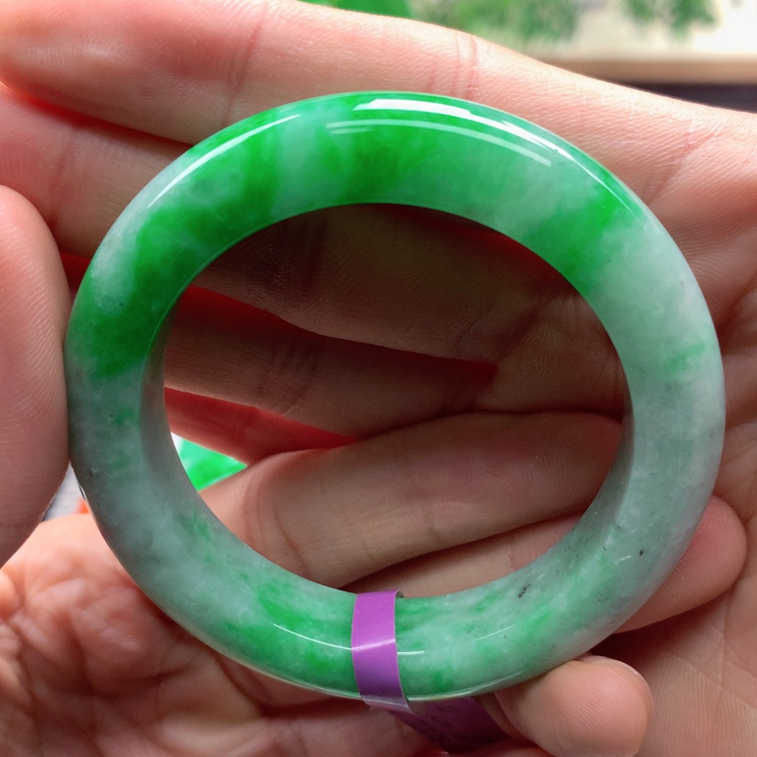 翡翠手镯未镶嵌自**明缅甸翡翠