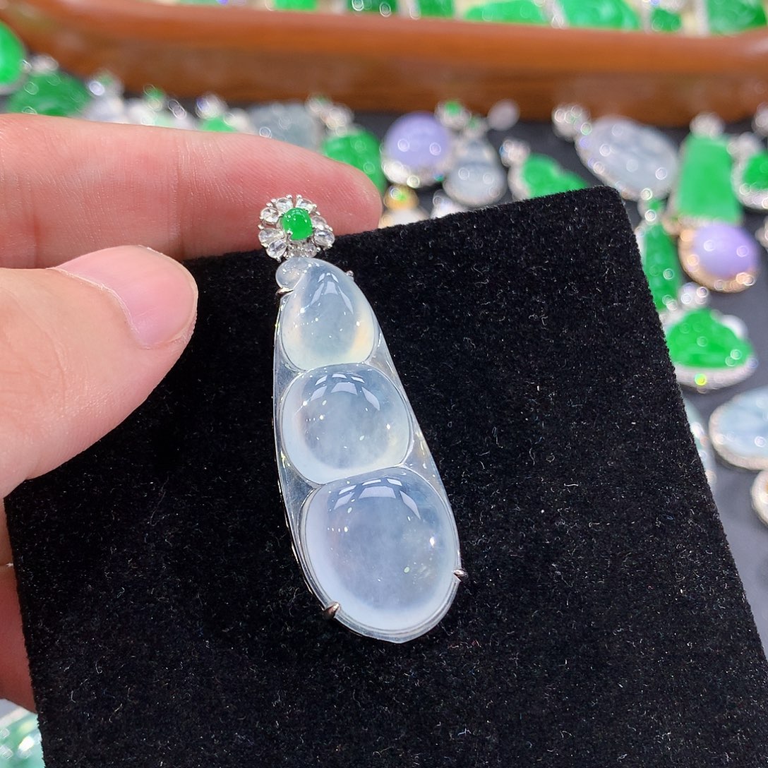 翡翠18K金镶嵌颈饰