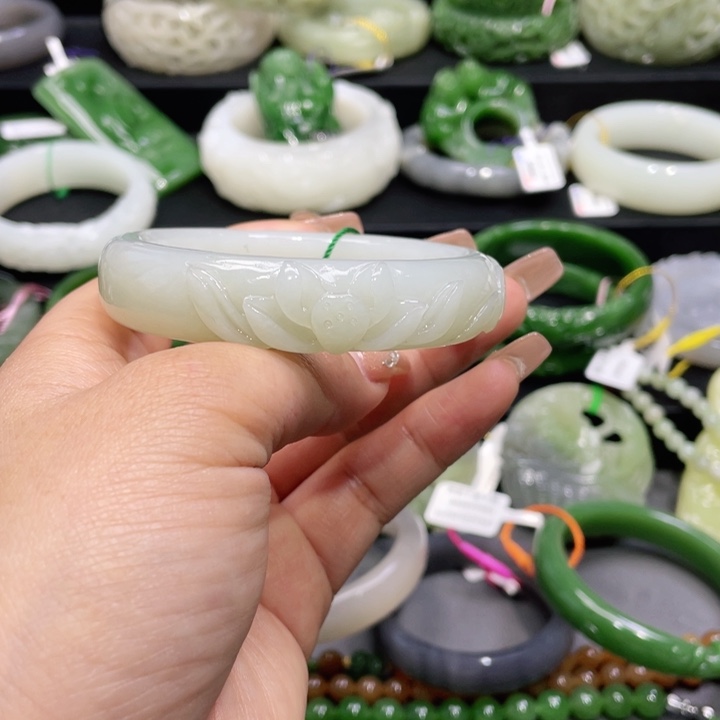 和田玉手镯56圈口。编号76未镶嵌。***。