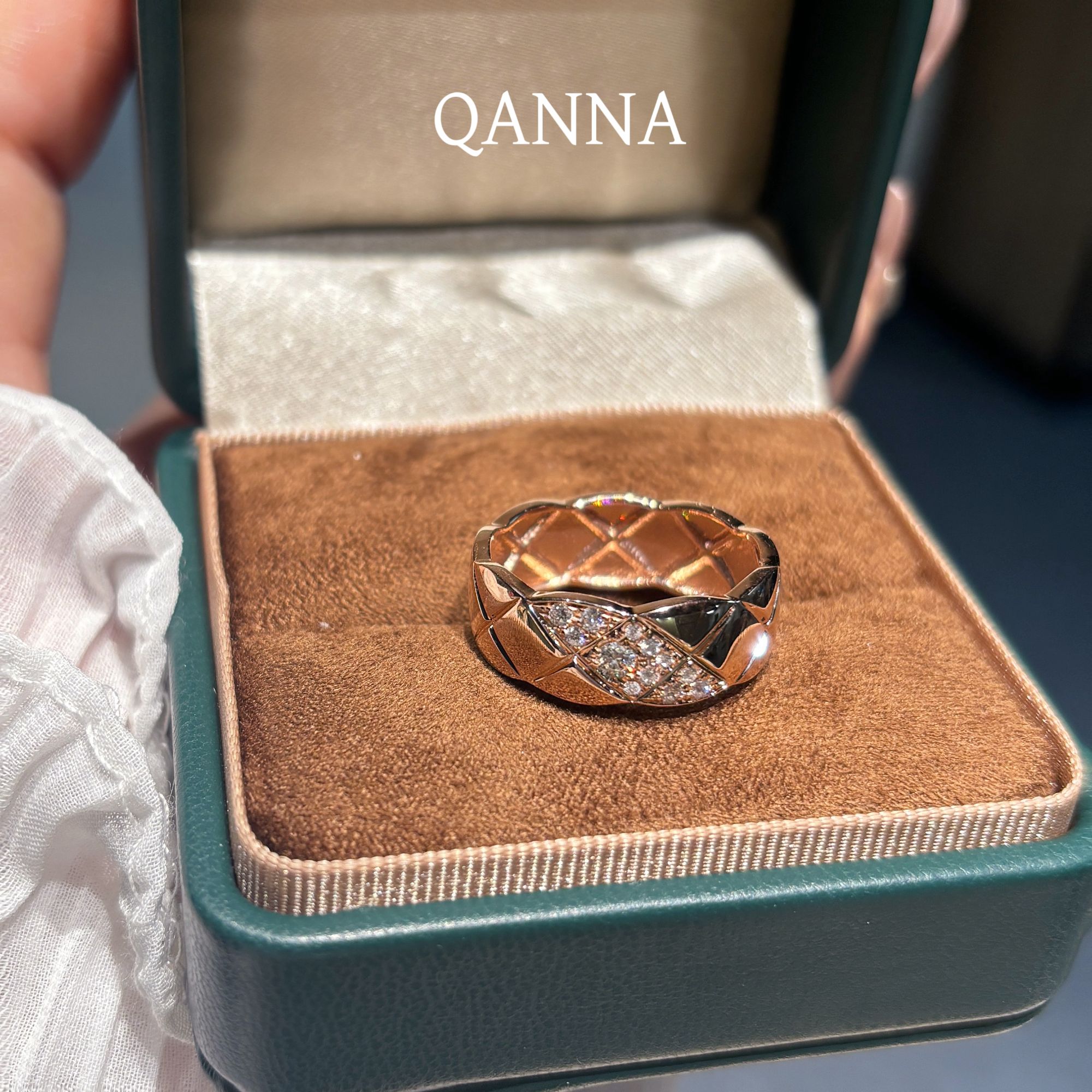 QANNA【斜刘海】【满钻宽版菱格】18K金轻奢名媛风百搭coco钻石戒指AY