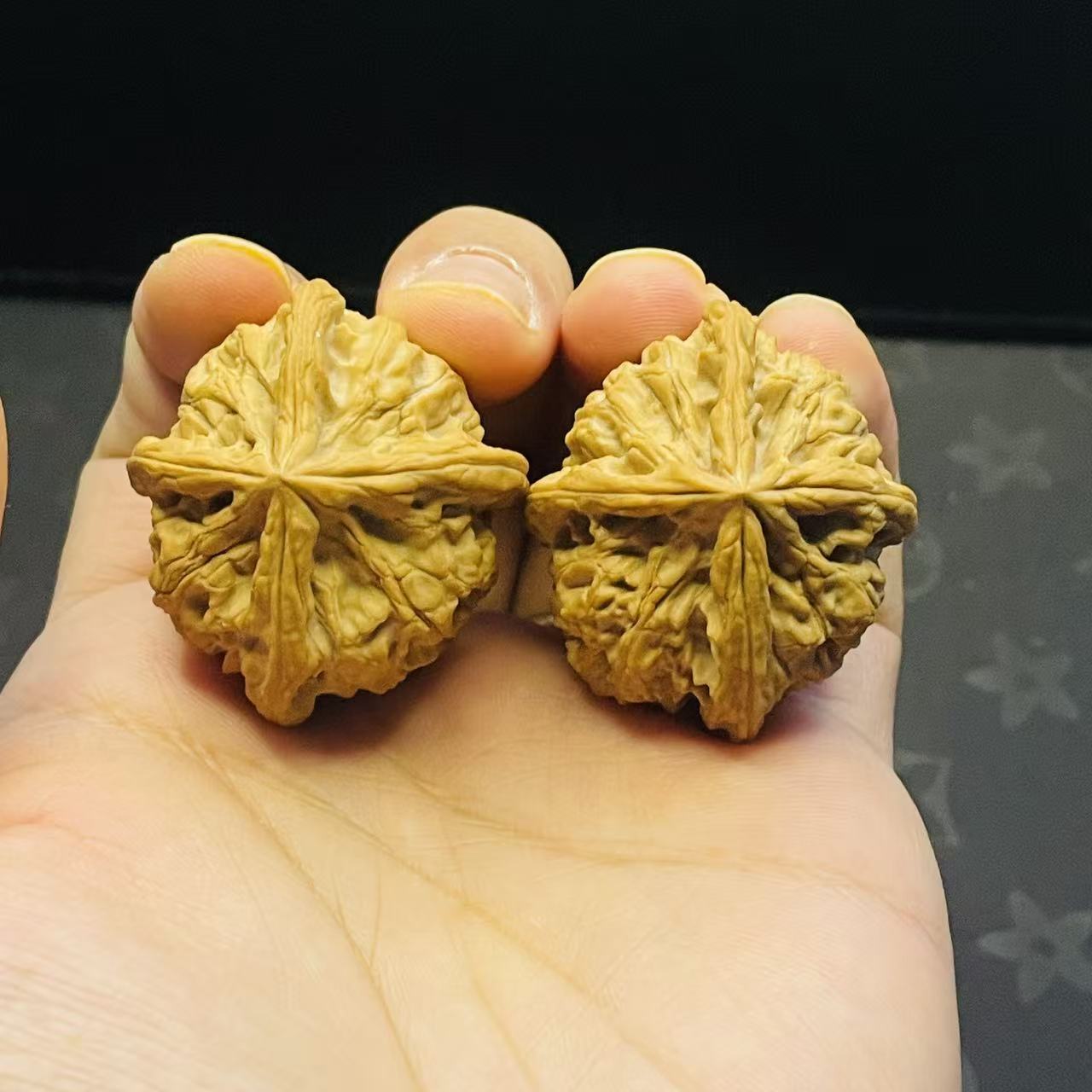 A183玉玺四棱大边4.3小边3.8高3.7重量40.9G全品白茬文玩核桃