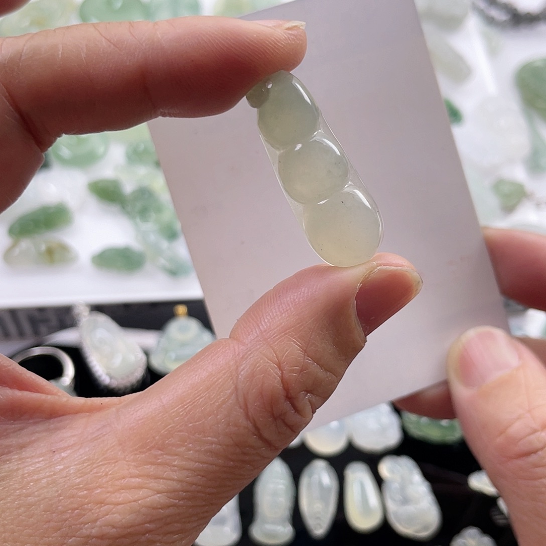 翡翠颈饰未镶嵌豆子