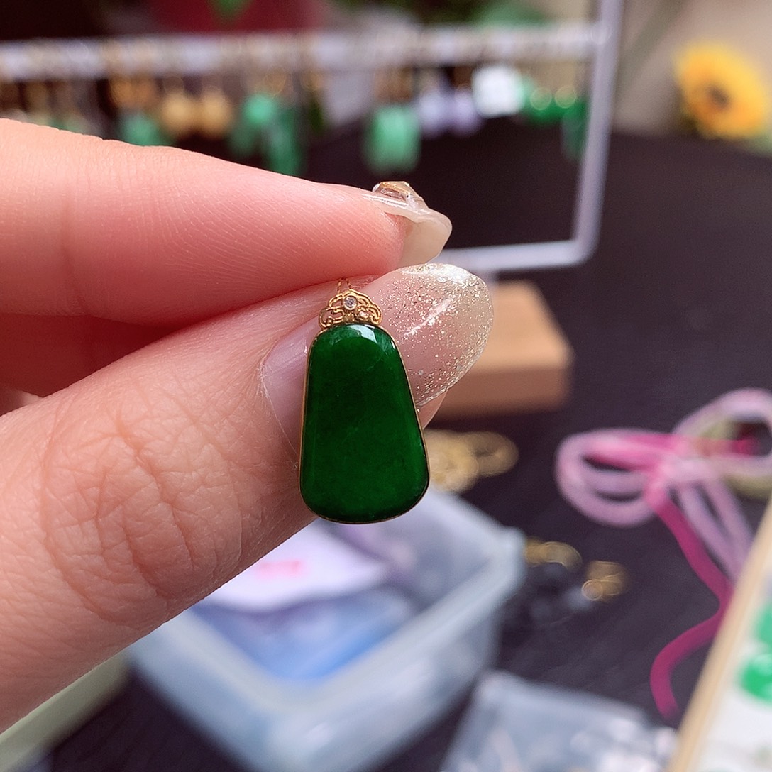 翡翠吊坠(不含链)18K金镶嵌天然翡翠