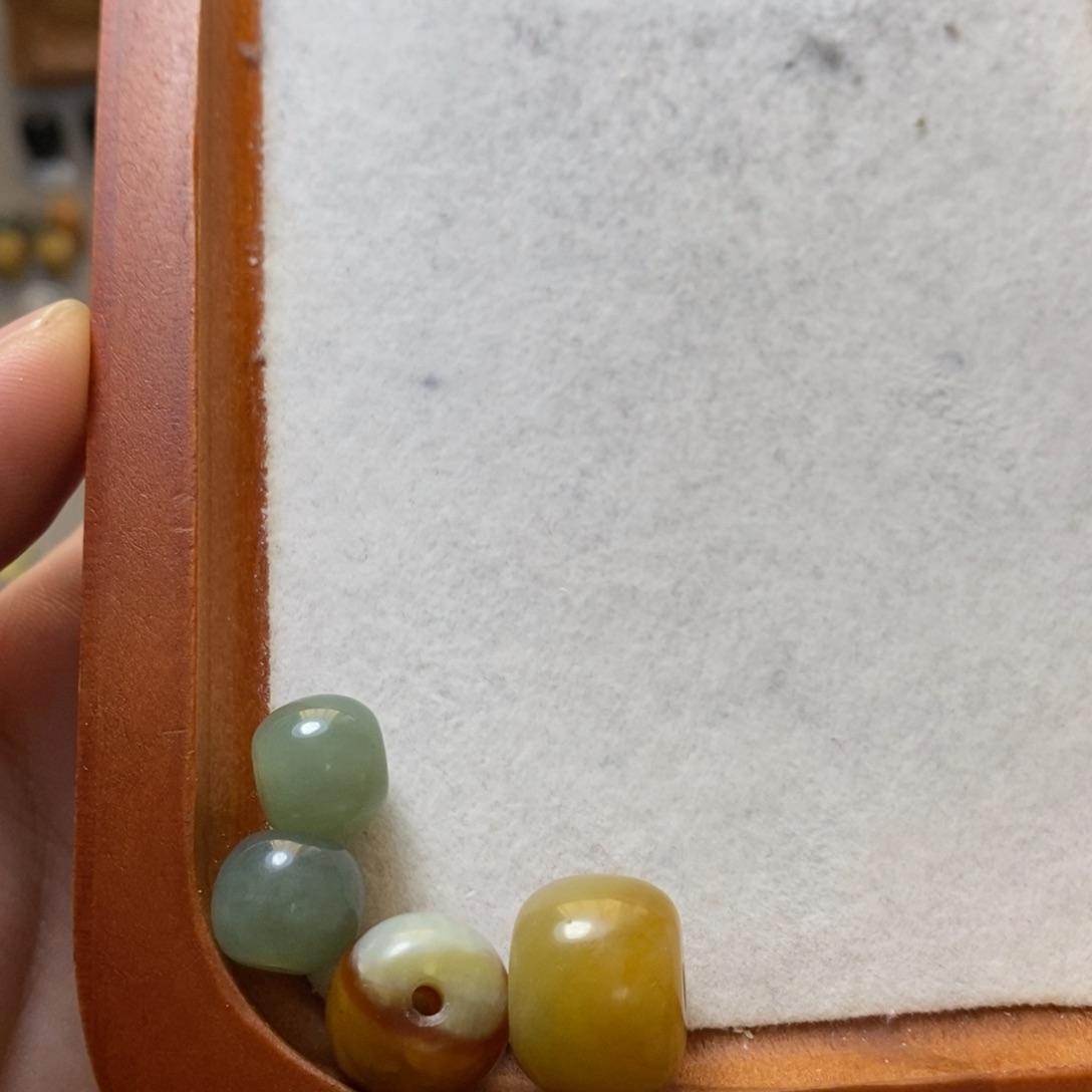 【闪购商品】蛇纹石玉配珠未镶嵌周*周