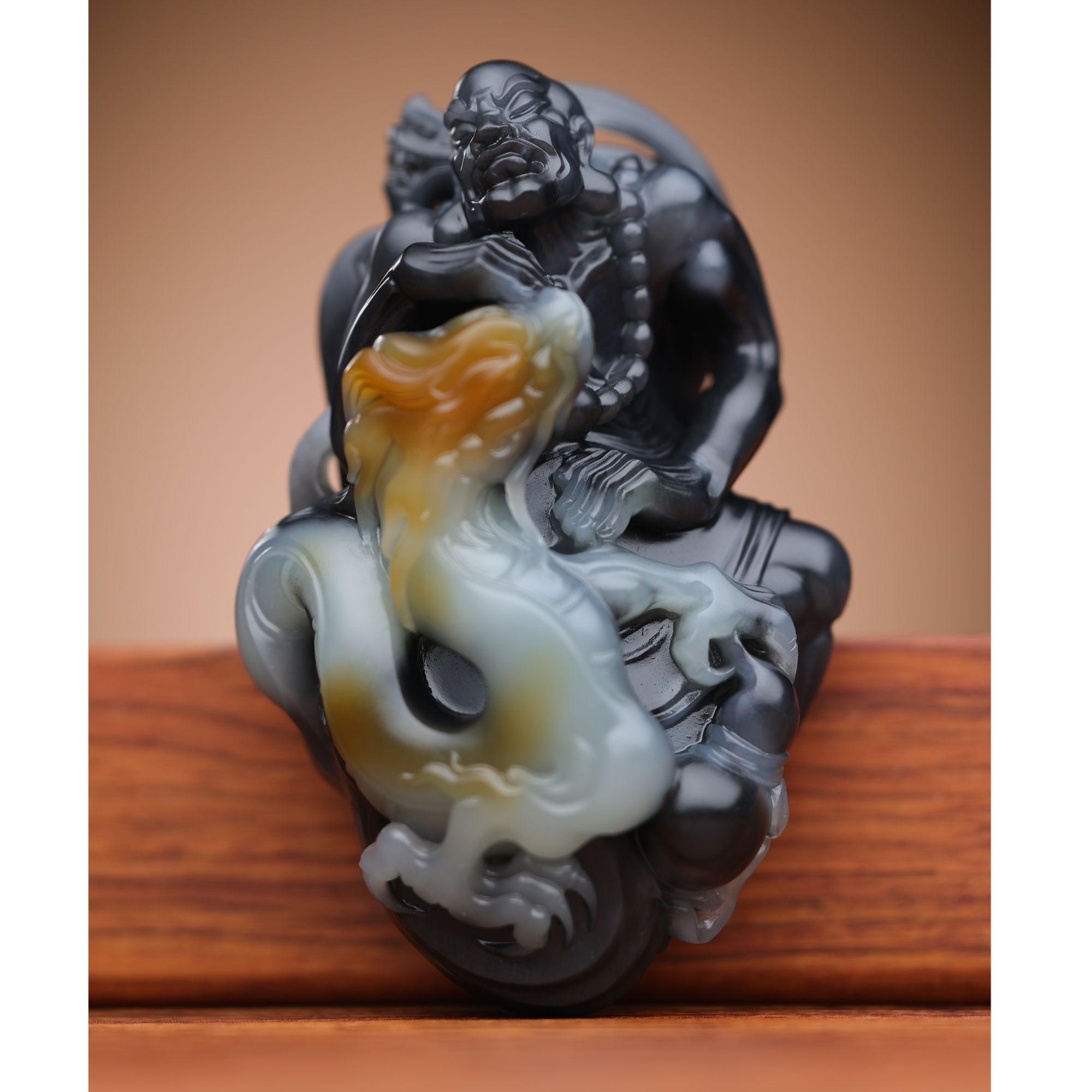 【豫人豫品】 天然和田玉楼兰三彩俏色降龙罗汉l123