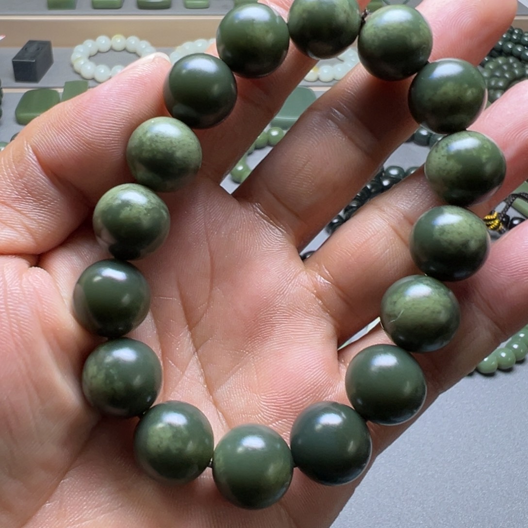 和田玉未镶嵌手链沙枣青军绿卡14风化皮