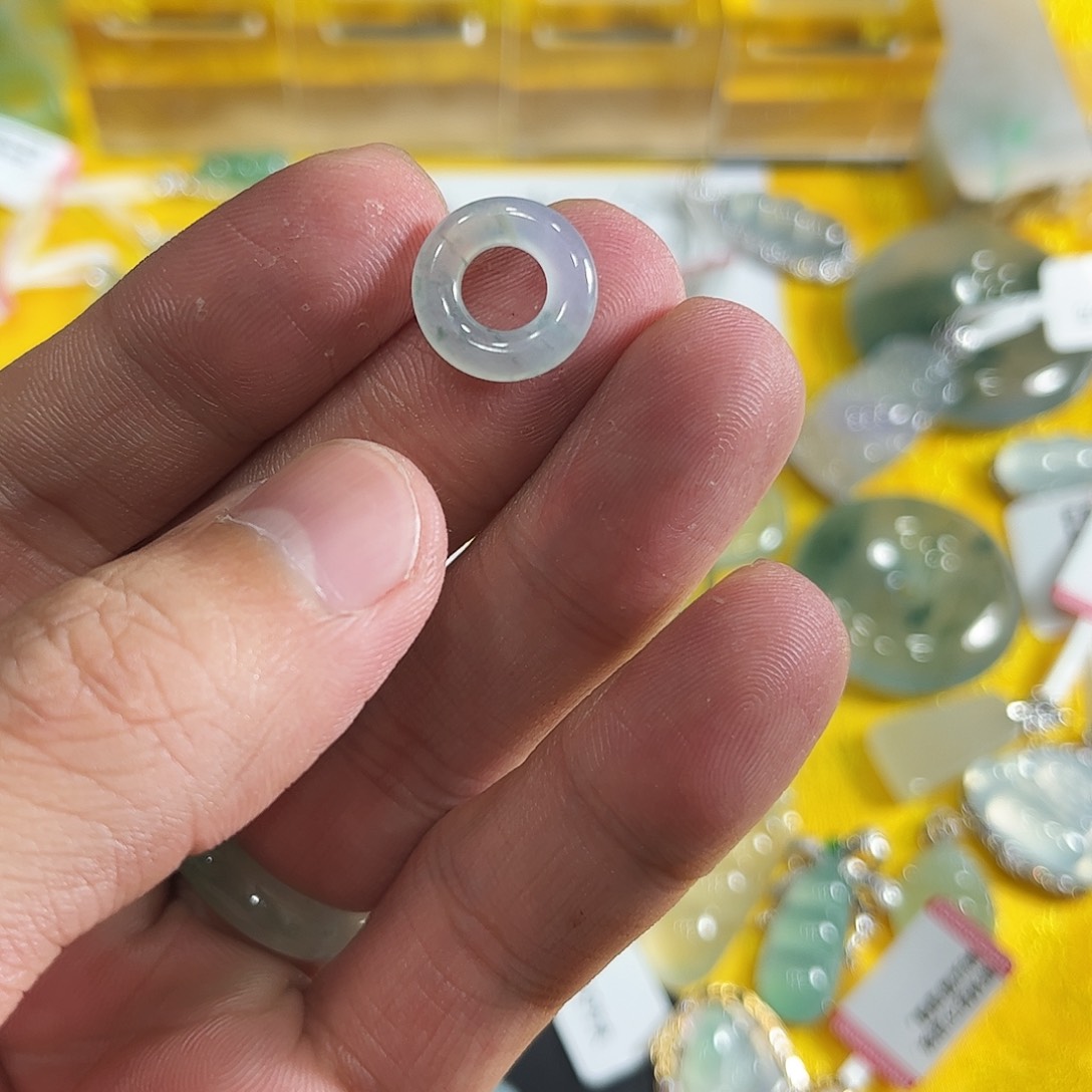 翡翠颈饰未镶嵌没***；