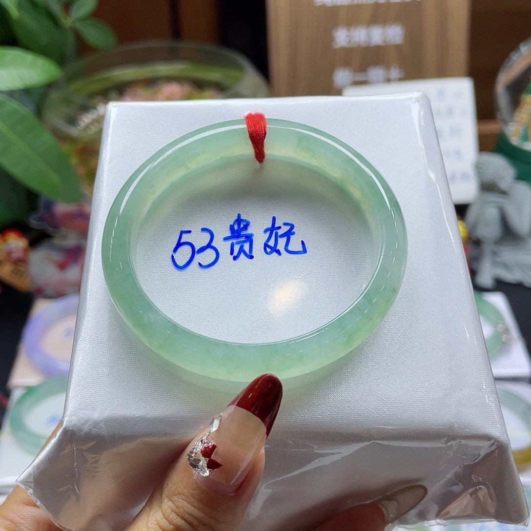 翡翠手镯未镶嵌万****?链接99