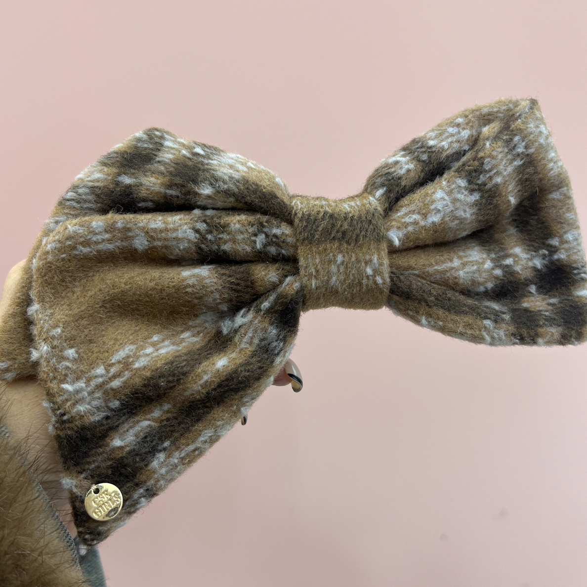 咖色格子弹簧夹一个