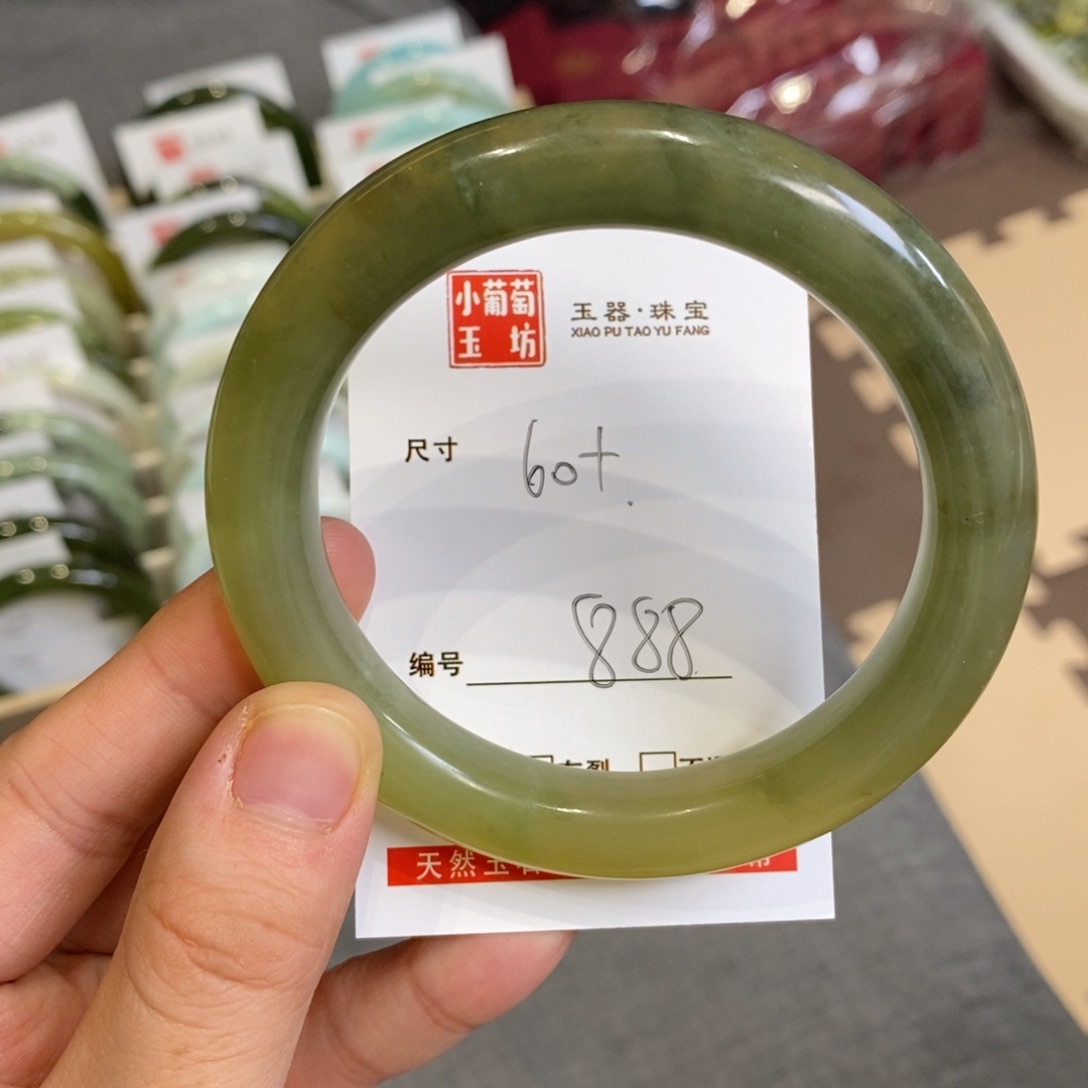 蛇纹石玉手镯未镶嵌灰****?