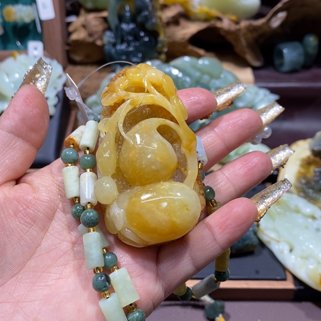 蛇纹石玉颈饰未镶嵌