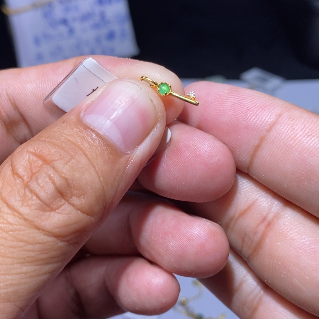 颈饰18K金镶嵌翡翠
