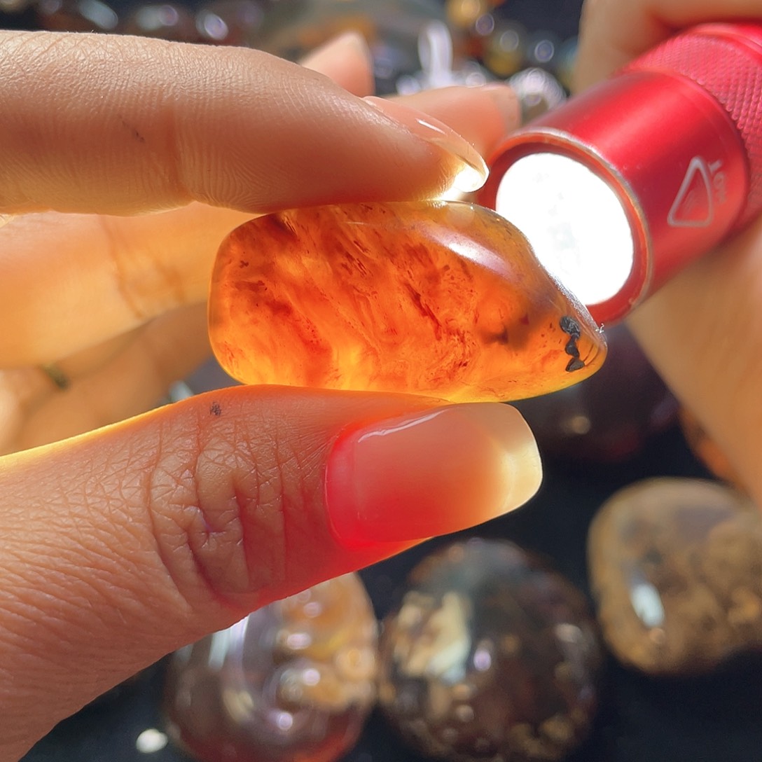 琥珀裸石未镶嵌？