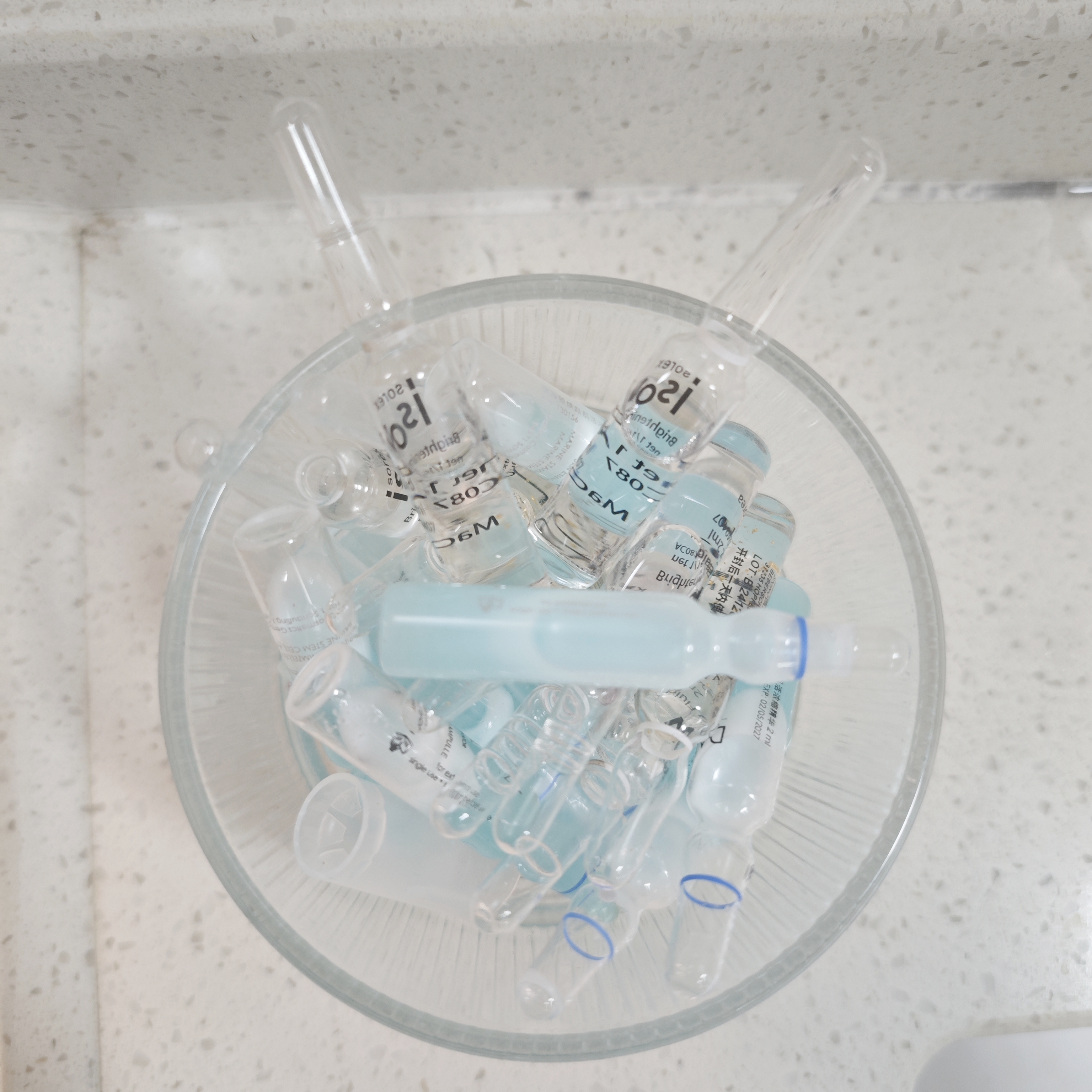 蓝色安瓶精华涂抹