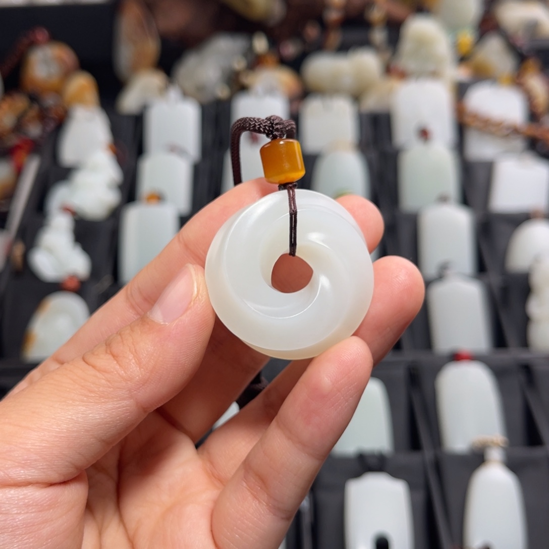 重***子和田玉未镶嵌颈饰莫比乌斯平安扣