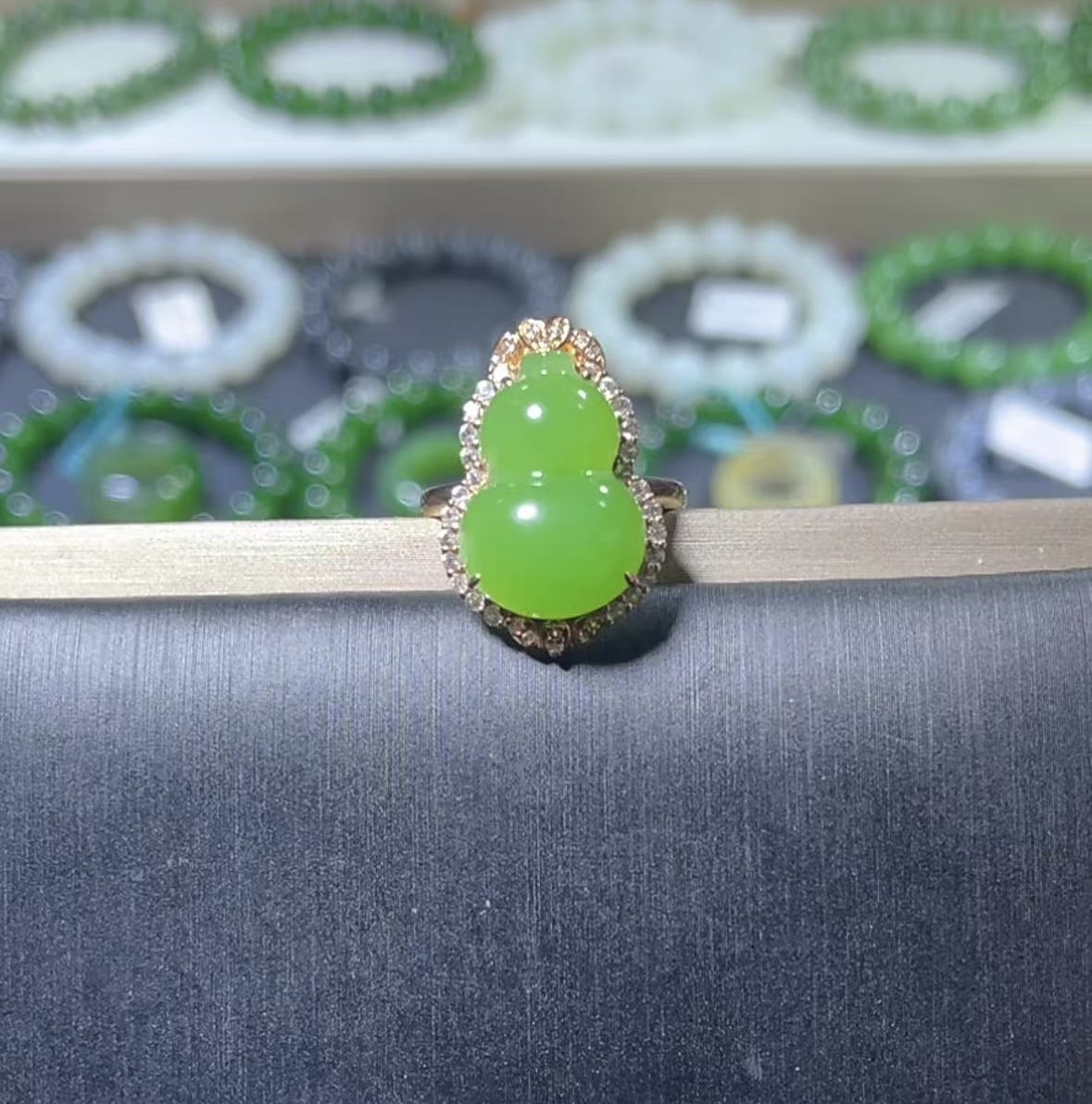 天然高端和田玉俄罗斯碧玉乌兰海色标级苹果绿葫芦戒指18k金镶嵌