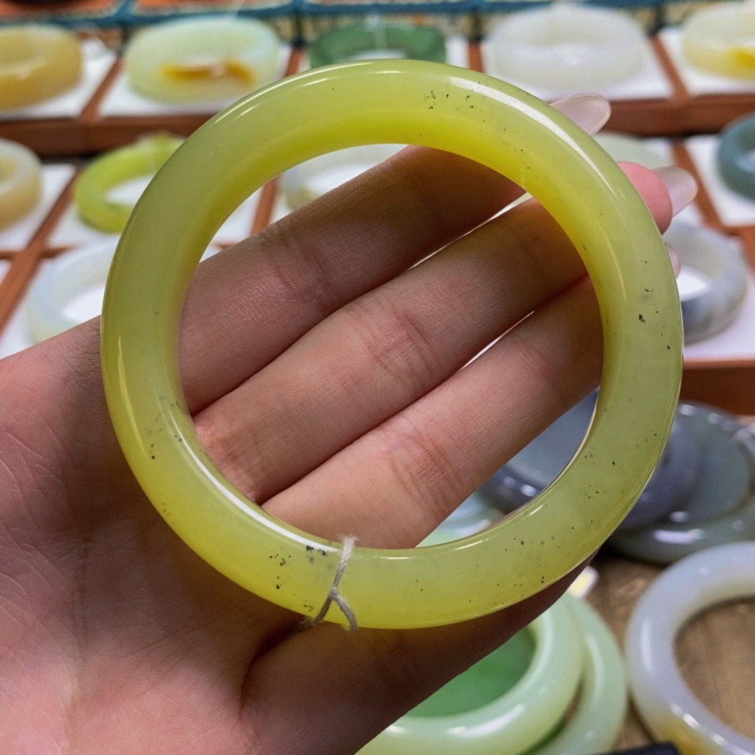 和田玉手镯未镶嵌若羌黄口鸡油黄飘青花56-57