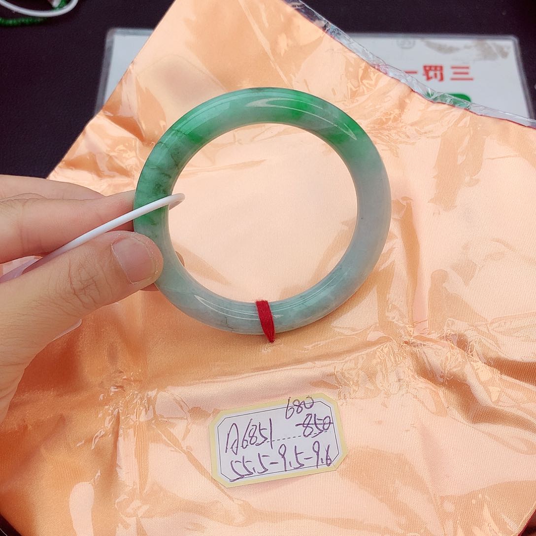 翡翠手镯未镶嵌翡翠