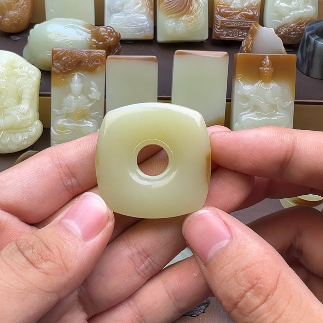刘***顺和田玉（糖玉）未镶嵌颈饰
