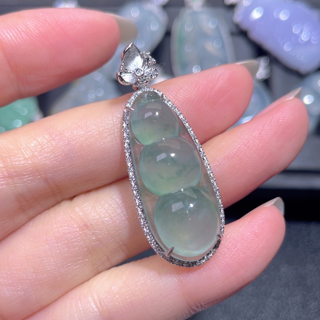 颈饰18K金镶嵌翡翠翡翠