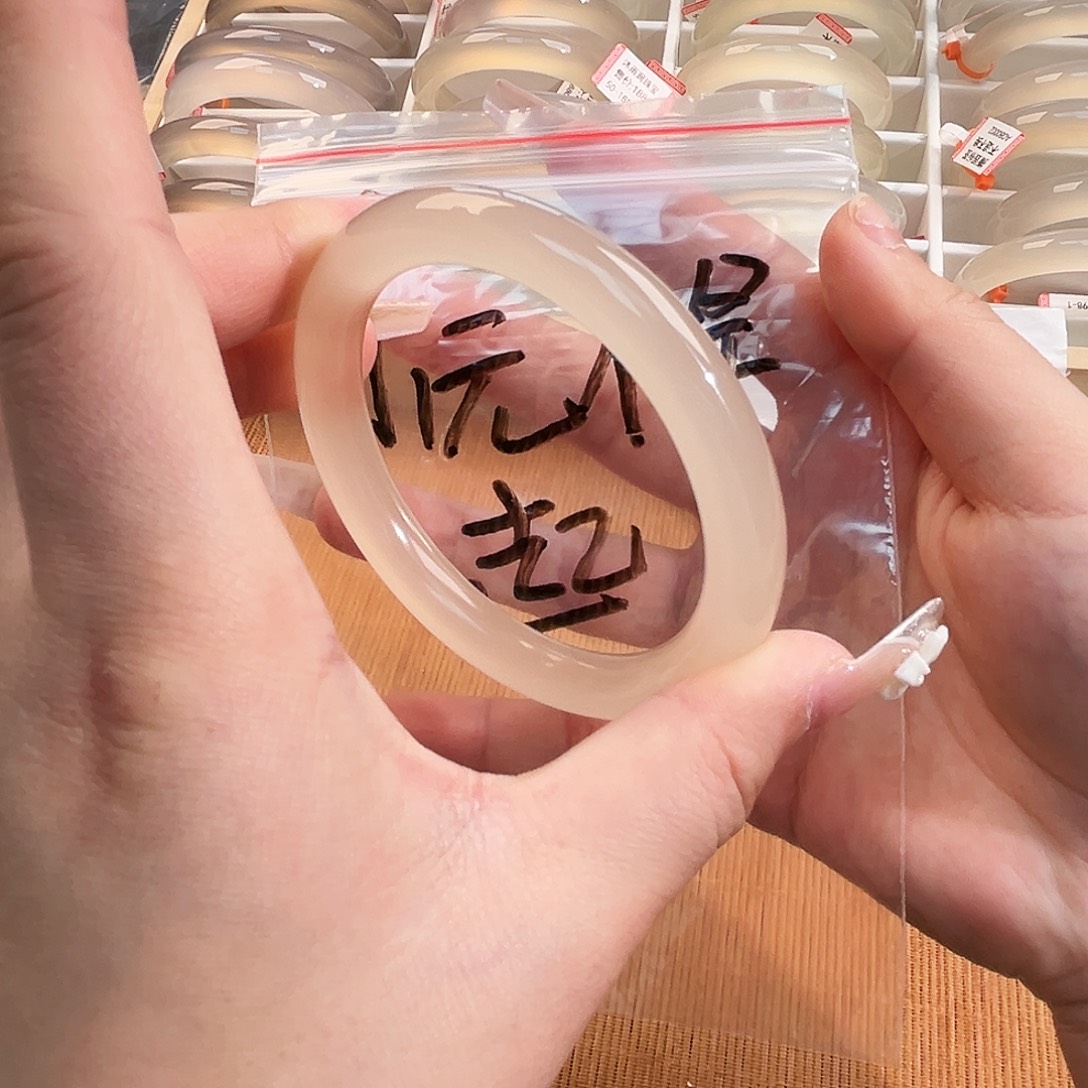 小***³玛瑙/玉髓未镶嵌手镯