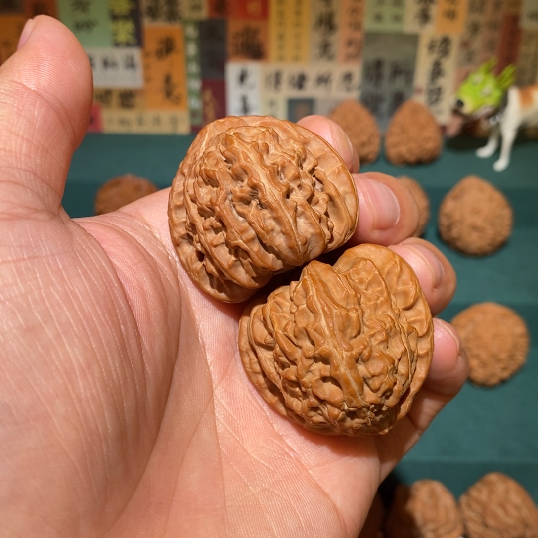 意***斋文玩核桃把件三角白39+