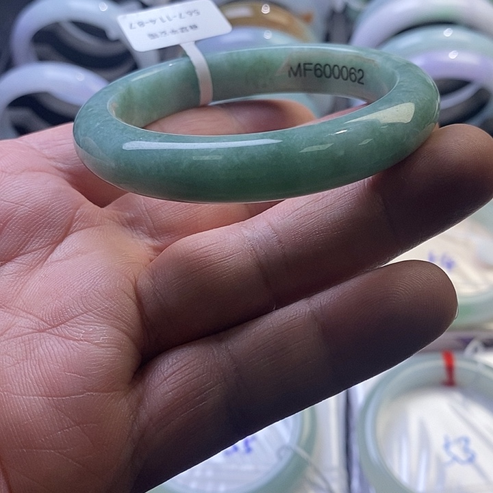 翡翠未镶嵌手镯13、正