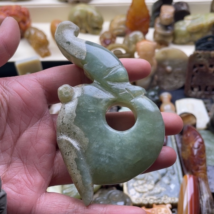 蛇纹石玉颈饰未镶嵌
