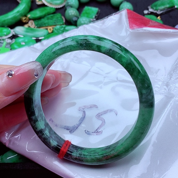 翡翠手镯未镶嵌翡翠