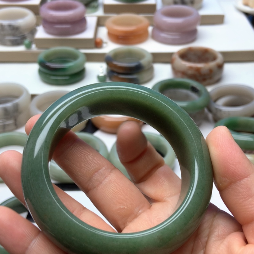 【闪购商品】石英质玉手镯未镶嵌千**蚕