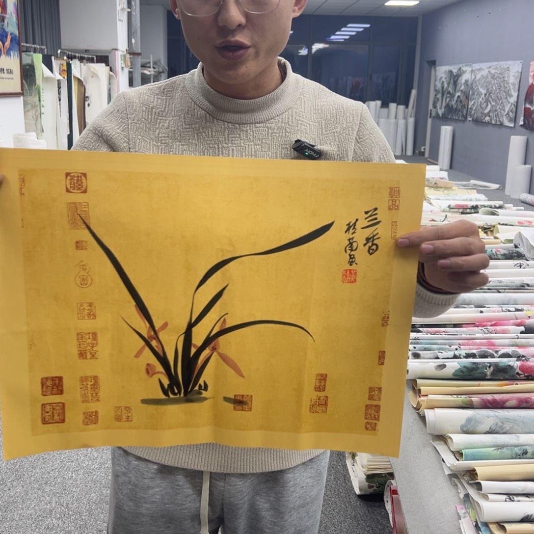 国画卖字画的小男孩