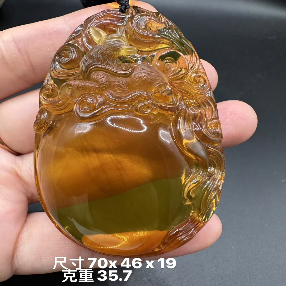 缅甸天然琥珀蓝珀大师工雕刻九尾灵狐吊坠