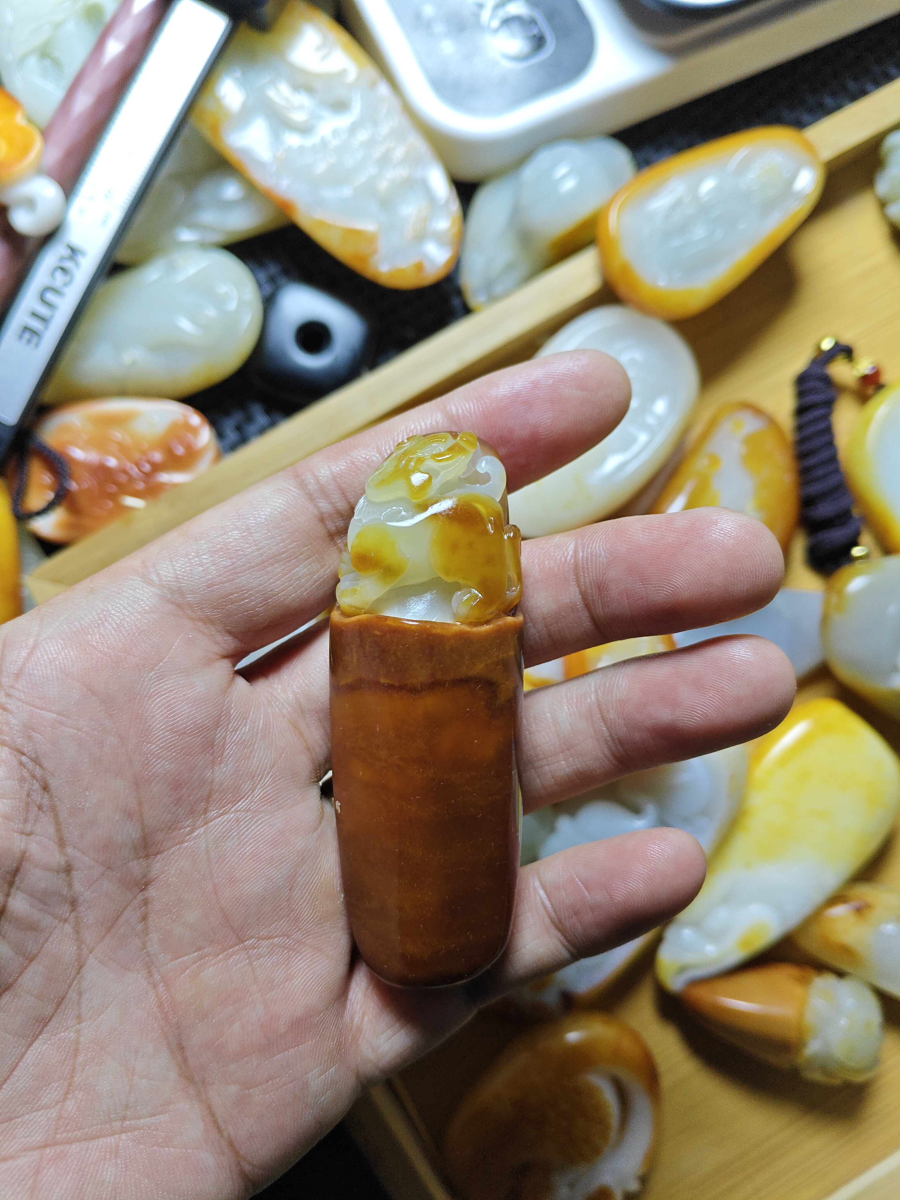 和田玉精品手把俏色回头貔貅