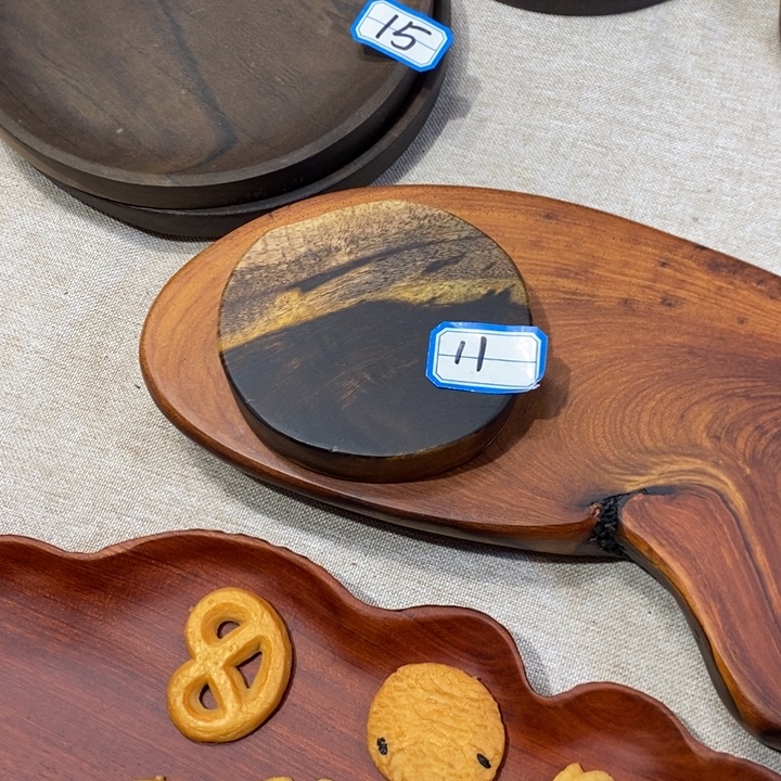 鸡翅木随形杯垫。 